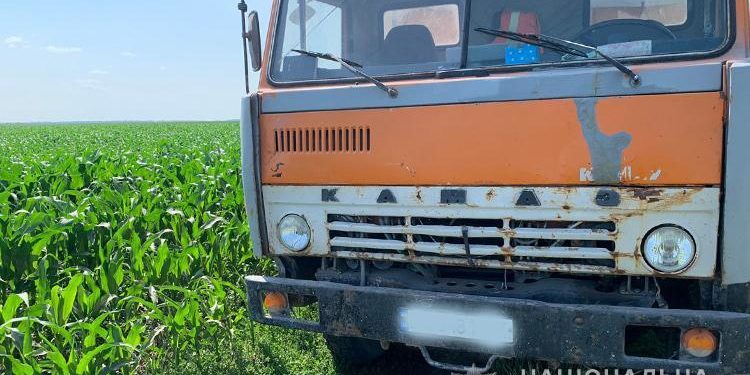 Вантажівка наїхала на чоловіка в полі біля Тернополя