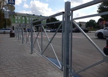 «У селах такою загородою загороджували пасовиська в колгоспі», – у Тернополі встановили загорожу біля Катедри