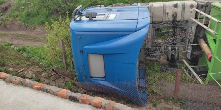 У злощасному місці на Тернопільщині злетіла з траси і перекинулася фура