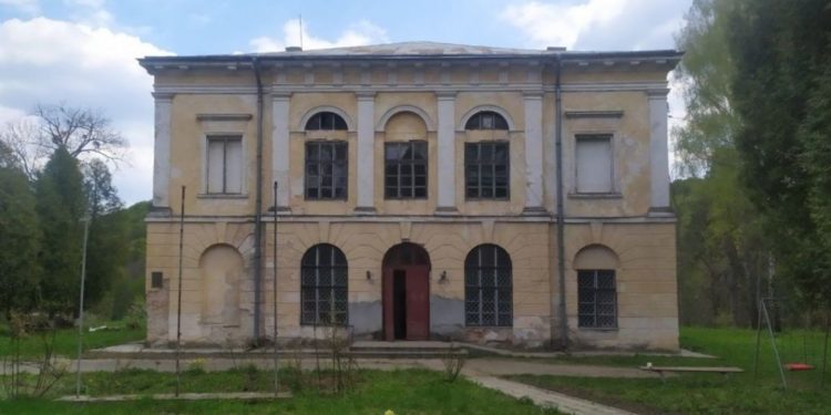 Для переселенців облаштують житло – у палаці Потоцьких, що на Тернопільщині