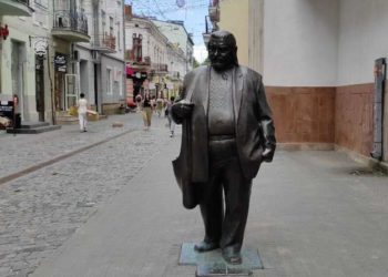 Переселенець з Херсону виліз на пам’ятник Гереті, аби зробити вдале селфі