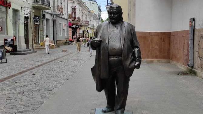 Переселенець з Херсону виліз на пам’ятник Гереті, аби зробити вдале селфі