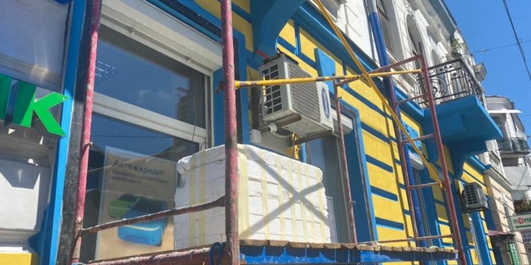 Не в ті кольори: Пам’ятку архітектури у центрі Тернополя знову пофарбували