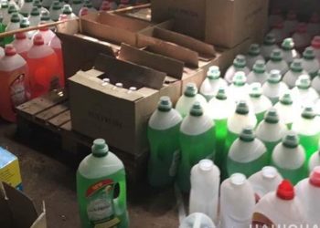 Четверо жителів Чорткова підробляли побутову хімію відомих марок