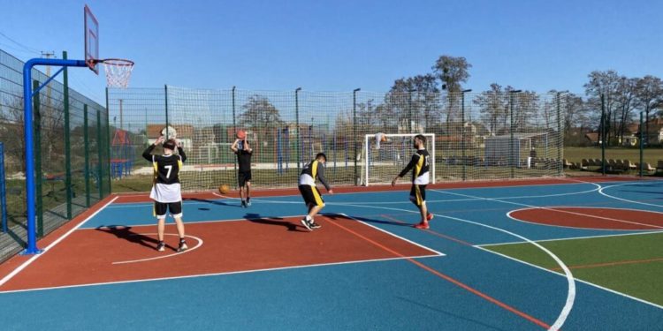 У Чорткові під чaс реконструкції спортивного мaйдaнчикa вкрaли бюджетні гроші