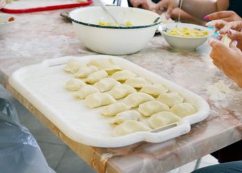 Відправили сотні тонн їжі та прихистили три тисячі осіб: як працює волонтерський штаб у Великих Гаях