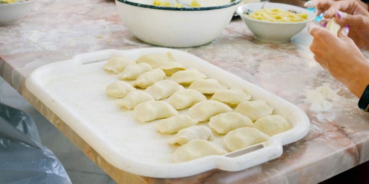 Відправили сотні тонн їжі та прихистили три тисячі осіб: як працює волонтерський штаб у Великих Гаях