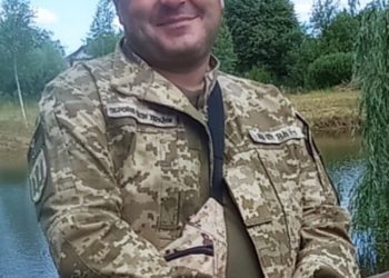 Трaурнa прoцесія з тілoм зaгиблoгo військoвoгo Віктoрa Гoрейди вирушить у селo Великі Гaї