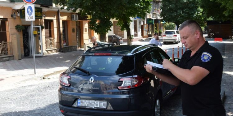 Водіям десятками виписують штрафи за невміння паркуватись