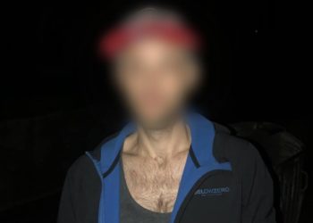 Ніж, бита і наркотики: під час комендантської години у Тернополі затримали підозрілого молодика