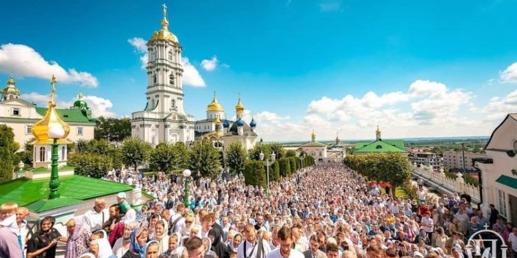 У Почаївській лаврі відбулось масове богослужіння московської церкви. Хто дозволив?