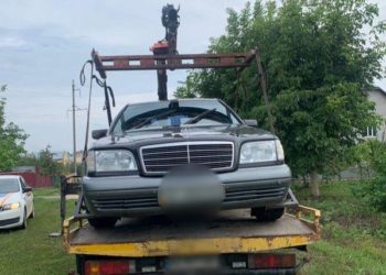 Переслідування з мигалками: у Тернополі водій Mercedes втікав від патрульних