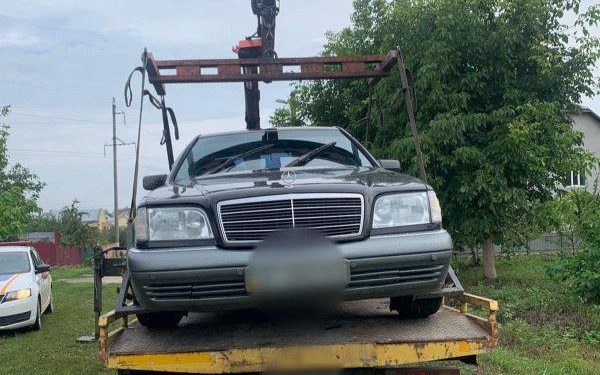 Переслідування з мигалками: у Тернополі водій Mercedes втікав від патрульних