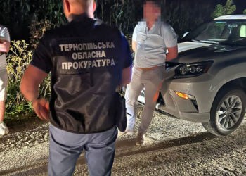 Вимагав та отримав 5 000 доларів США у підприємця – викрито заступника керівника ГУ ДПС у Тернопільській області та посередника