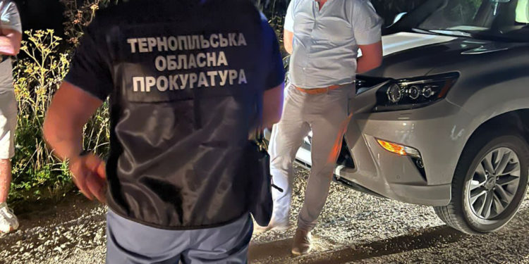 Вимагав та отримав 5 000 доларів США у підприємця – викрито заступника керівника ГУ ДПС у Тернопільській області та посередника