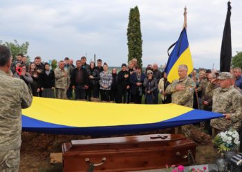 Поховали біля матері: на Тернопільщині попрощалися із 28-річним Героєм