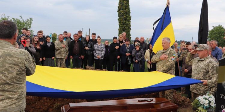 Поховали біля матері: на Тернопільщині попрощалися із 28-річним Героєм