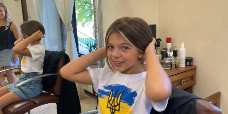 Дев’ятирічна дівчинка з Тернопільщини обрізала волосся, щоб допомогти бійцям ЗСУ