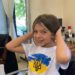 Дев’ятирічна дівчинка з Тернопільщини обрізала волосся, щоб допомогти бійцям ЗСУ