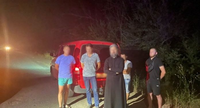 СБУ затримала священника, який переправляв чоловіків через кордон під час війни