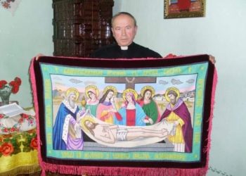 Помер священник з Тернопільщини, котрий п’ять років вишивав Хресну дорогу