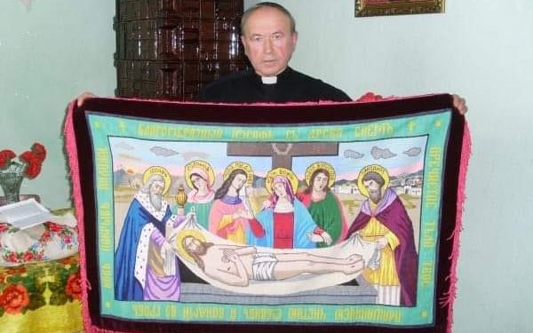 Помер священник з Тернопільщини, котрий п’ять років вишивав Хресну дорогу