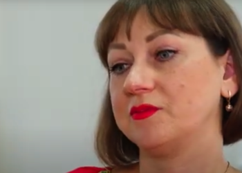 Переселенка із Краматорська шиє українські стяги на Тернопільщині, поки чоловік та син захищають Україну