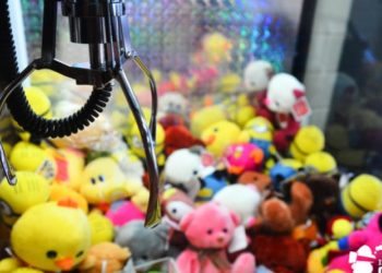 На Тернопільщині чоловік розбив автомат з іграшками, щоб потішити чужих дітей