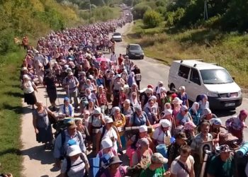Прихильники “руского міра”, які йшли колоною до Почаєва, жорстоко побили ветерана війни