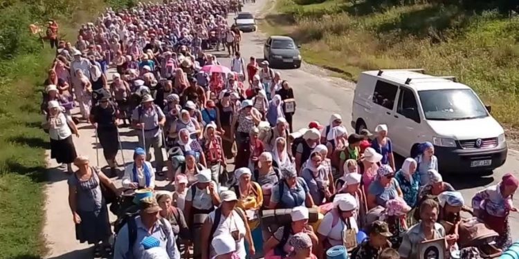 Прихильники “руского міра”, які йшли колоною до Почаєва, жорстоко побили ветерана війни