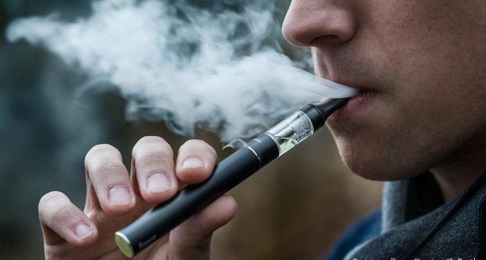 В Тернополі оштрафували матір неповнолітнього, котрий курив на вокзалі електронну сигарету