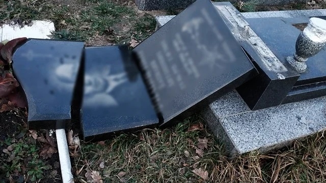За розбитий надгробок мешканця Тернопільщини оштрафували на 17 000 гривень