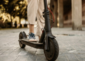 У Тернополі юнаки на електросамокаті та велосипеді травмували двох жінок