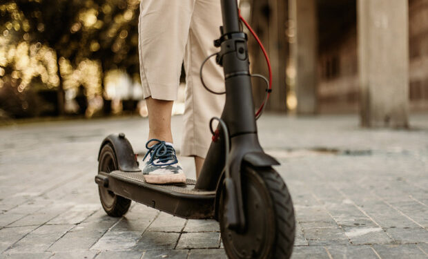 У Тернополі юнаки на електросамокаті та велосипеді травмували двох жінок
