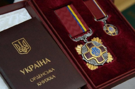 Чиновник ОДА, директорка школи, лісівник та двоє водіїв: президент нагородив мешканців Тернопільщини