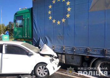 У автопригоді в Тернополі не розминулося дві легківки та вантажівка