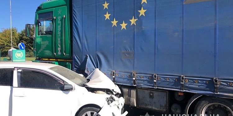 У автопригоді в Тернополі не розминулося дві легківки та вантажівка