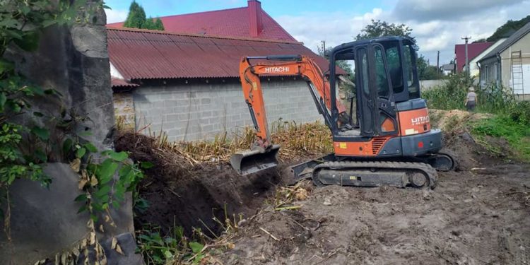 Річку Ірву, яку 30 років завалювали сміттям, чистять на Кременеччині