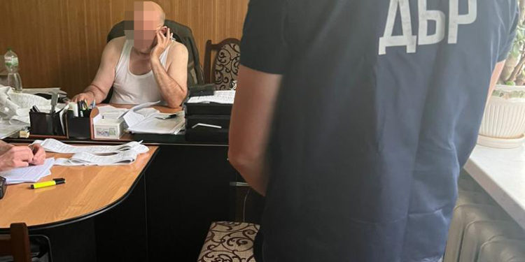 Збитків державі на мільйони: лісівники вирубували дерева і продавали