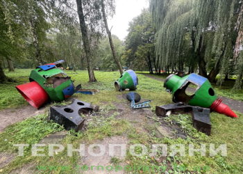 У парку “Сопільче” демонтують дитячі атракціони – в жахливому стані та небезпечні