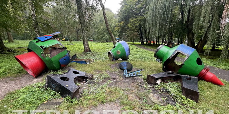 У парку “Сопільче” демонтують дитячі атракціони – в жахливому стані та небезпечні