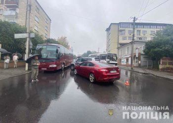 У центрі Тернополя зіткнулись два автомобілі і автобус