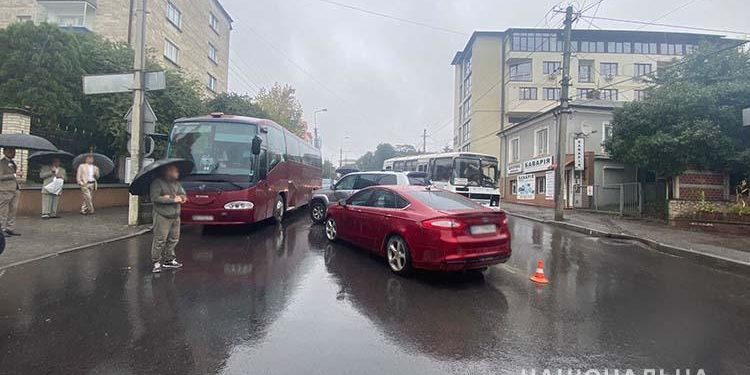 У центрі Тернополя зіткнулись два автомобілі і автобус