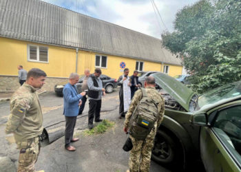 Тернопільський благодійний фонд «Хвилі змін» передав автомобіль захисникам на фронт