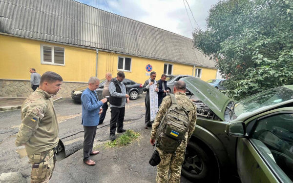 Тернопільський благодійний фонд «Хвилі змін» передав автомобіль захисникам на фронт