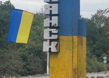 Полонені перефарбовують стелу міста у жовто-сині кольори у звільненому Куп’янську