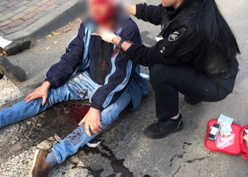 П’яний чоловік вдарив тернополянина пляшкою по голові: з’явилося відео