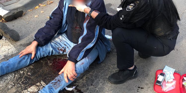 П’яний чоловік вдарив тернополянина пляшкою по голові: з’явилося відео