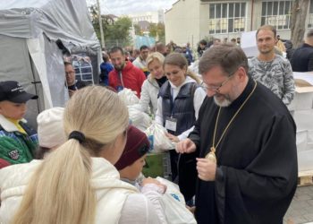 Блаженніший Святослав у Тернополі роздавав продуктові набори переселенцям
