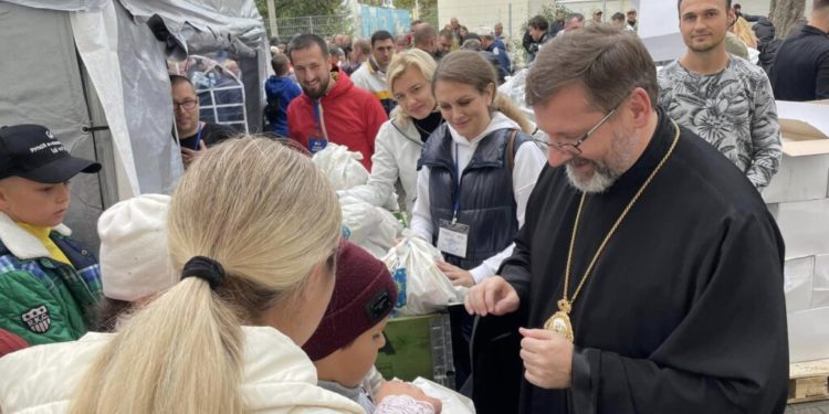Блаженніший Святослав у Тернополі роздавав продуктові набори переселенцям